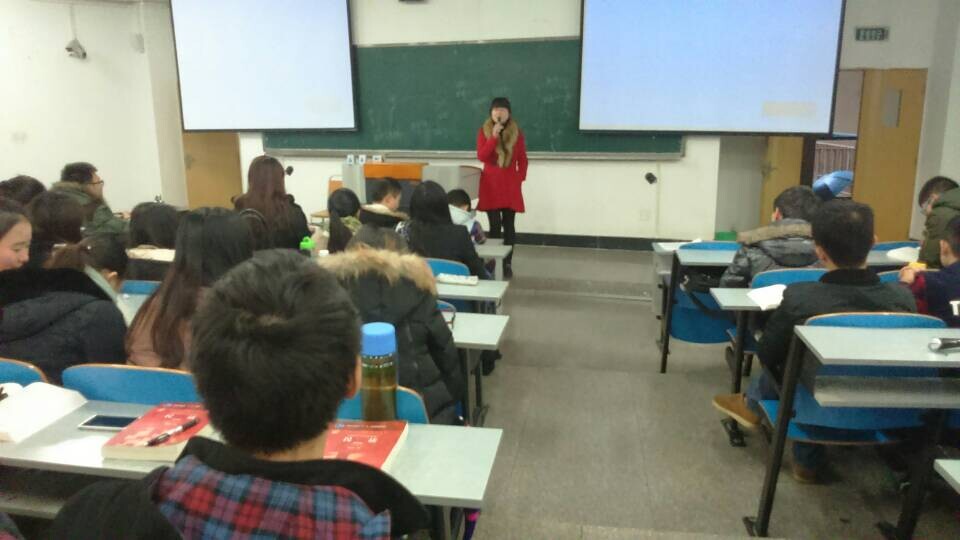 楼管会主任陈丹妮结束点评